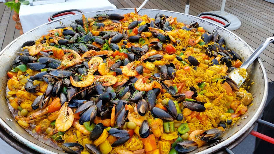 SALMÓN AL VAPOR CON PATATAS, CEBOLLA, PIMIENTO Y GAMBAS